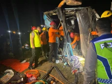 Bus Tabrak Mobil Pikap...
