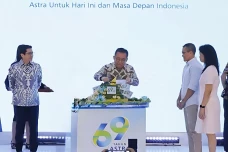 Menuju Tujuh Dekade,...