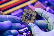 Bidik Momentum AI Chip,...