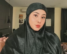 Awkarin Pamer Foto Pakai...