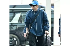 RM BTS Terlihat Pakai...