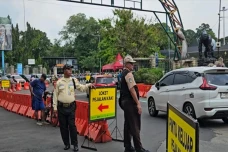 Pengunjung Ragunan Membeludak,...