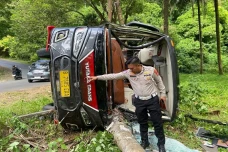 Mikrobus Wisatawan Masuk...