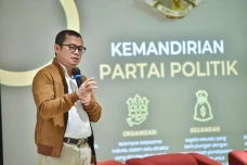 Tak Semua Bisa Menggugat,...