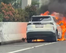 Mobil Hybrid Terbakar...