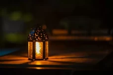 Di Dua Waktu Istimewa...