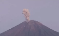 Gunung Semeru Erupsi...