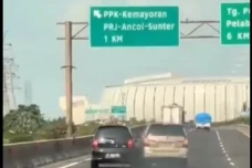 Viral 2 Pengendara Mobil...