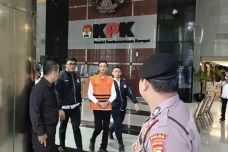 KPK Tahan Ajudan Gubernur...