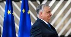 Viktor Orban Tumbang,...