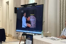 JK Tunjukkan Foto Jokowi...