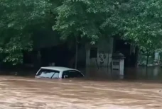 Detik-detik Mobil Terjebak...
