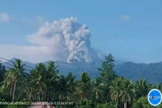 Gunung Dukono di Maluku...