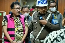 Kejagung Geledah Perusahaan...
