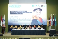 Momen Hari Kartini,...