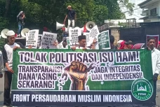 Aksi FPMI Menuntut YLBHI...