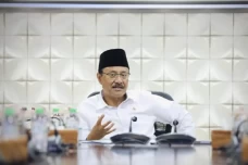 Selewengkan Bansos,...