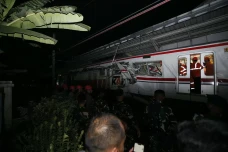 38 Penumpang KRL Dirawat...