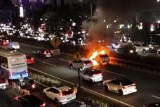 Mobil Terbakar di Tol...