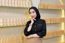 Reza Gladys Bantah Gaji...