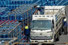 Industri AMDK di Antara...