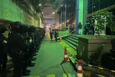 Brimob Jaga Ketat Gedung...