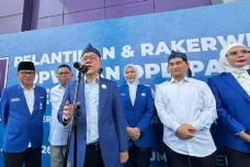 Zulhas Hadiri Pelantikan...