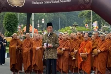 Hadiri Gema Waisak Pindapata...