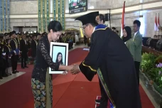 Haru, Ibu Wakili Wisuda...