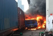 Kereta Tabrak Bus di...
