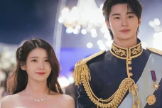 IU dan Byeon Woo Seok...