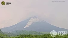 Gunung Merapi Luncurkan...