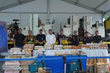 Bea Cukai-BAIS TNI Bongkar...