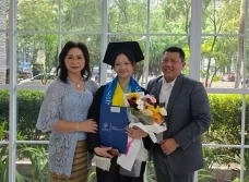 Cerita Nadya Jadi Lulusan...