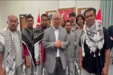 9 WNI Jalani Pemeriksaan...