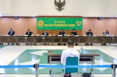 Terima Suap Rp1 Miliar,...