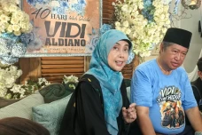 Ayah Vidi Aldiano Menangis...