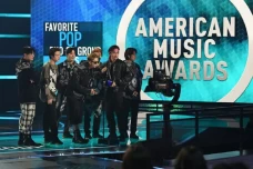 BTS Menang Artist of...