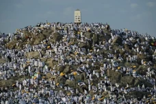 Suhu Padang Arafah Tembus...