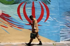 Iran Pulihkan Akses...