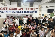Berbagi Daging Kurban...
