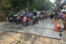 Diuruk Sementara, Jalan...
