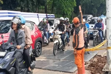 Geger Jalan Ambles di...