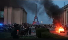 Paris Mencekam, Ratusan...