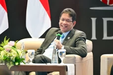 Rupiah Sentuh Rp17.883...