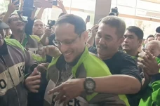 Nadiem Makarim Pakai...