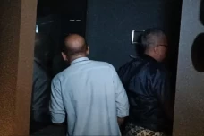 Penyidik KPK Datangi...