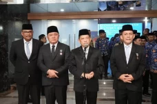 Mendagri Berikan Penghargaan...