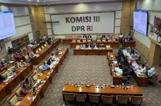 Pemerintah Serahkan...