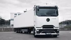 Mercedes-Benz Luncurkan...